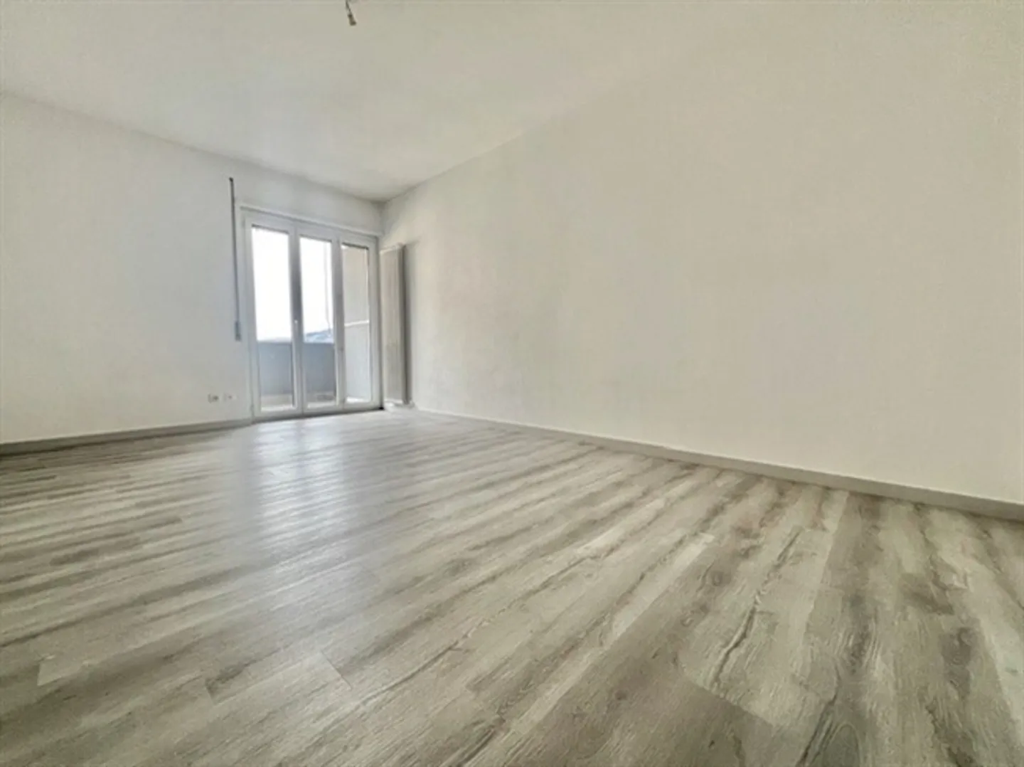 FINO A 3 MESI GRATUITI – Appartamento ristrutturato di 3,5 locali a Chiasso - Foto 2 di 9