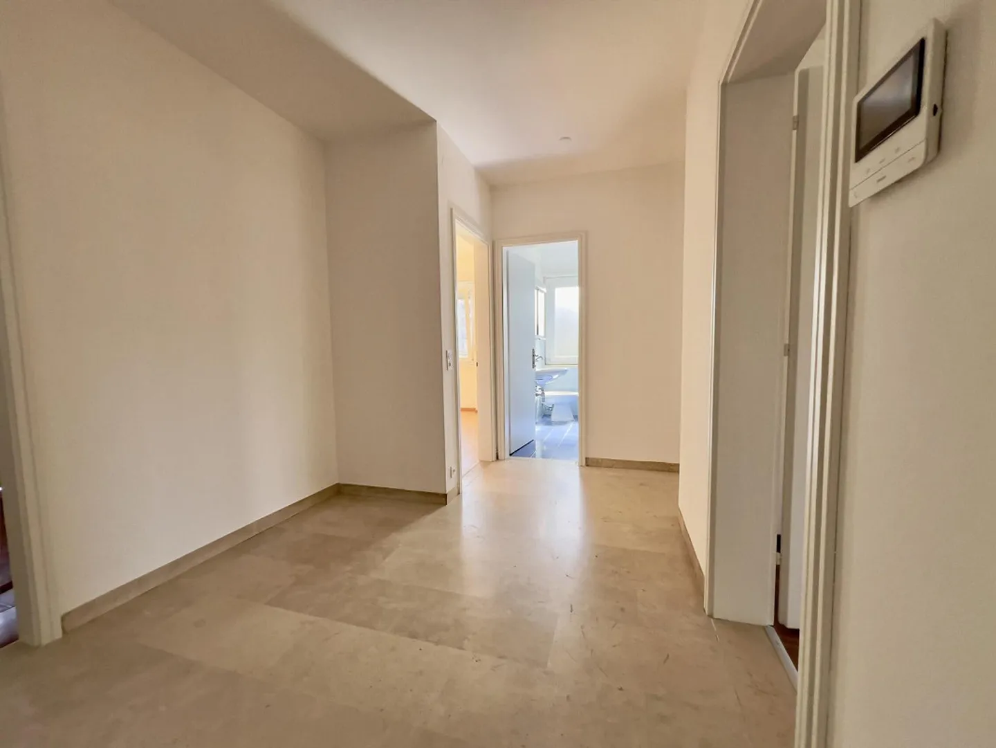 Ampio appartamento di 3,5 locali con posto auto a Viganello - Foto 2 di 10