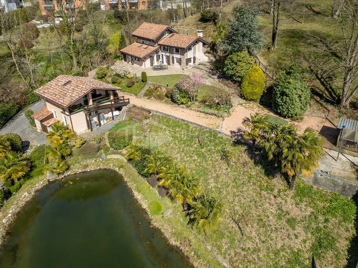 EINE OASE DER PRIVATSPHÄRE: VILLA MIT TEICH UND DEPENDANCE - Foto 1 von 20