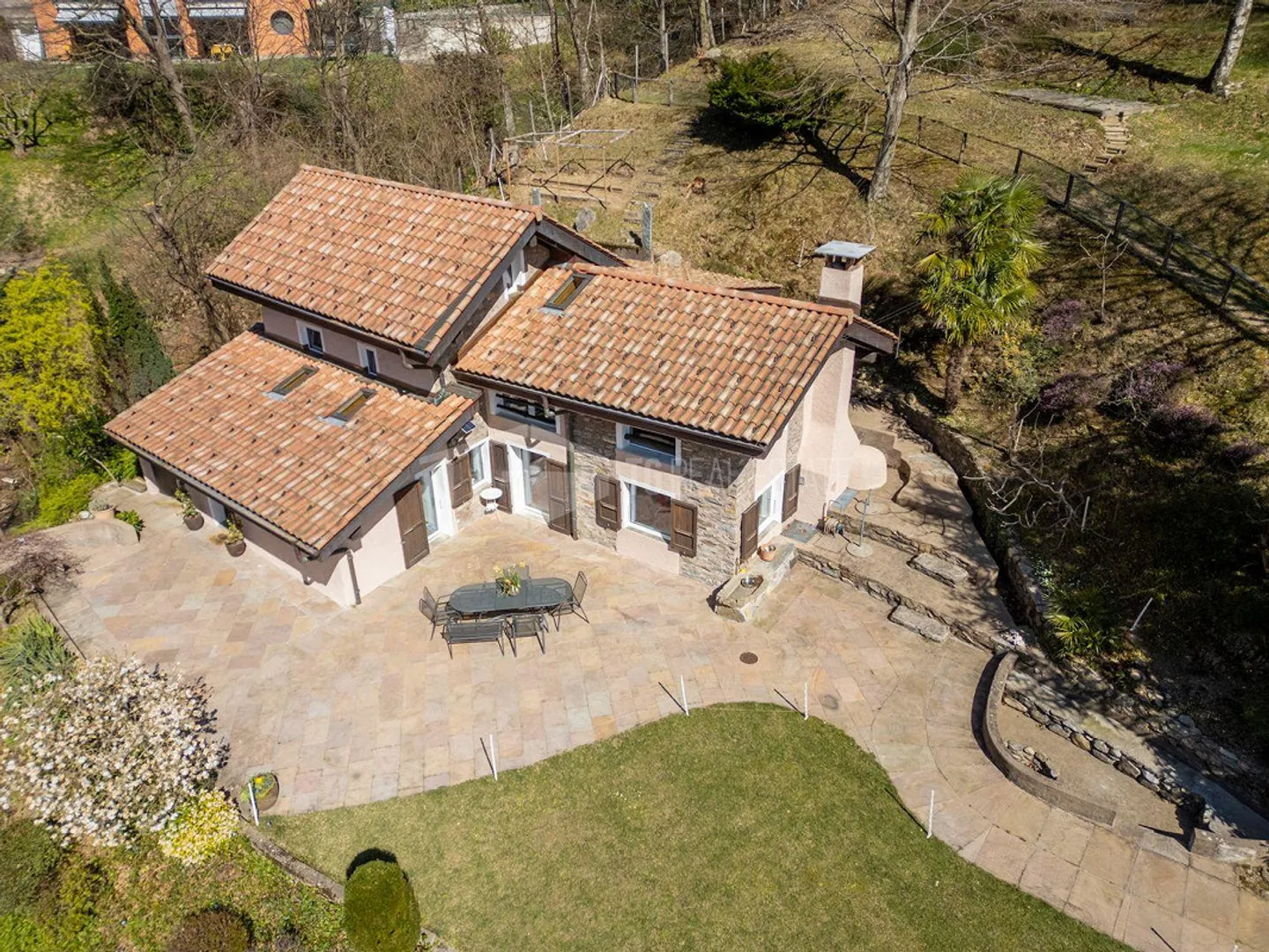 EINE OASE DER PRIVATSPHÄRE: VILLA MIT TEICH UND DEPENDANCE - Foto 2 von 20