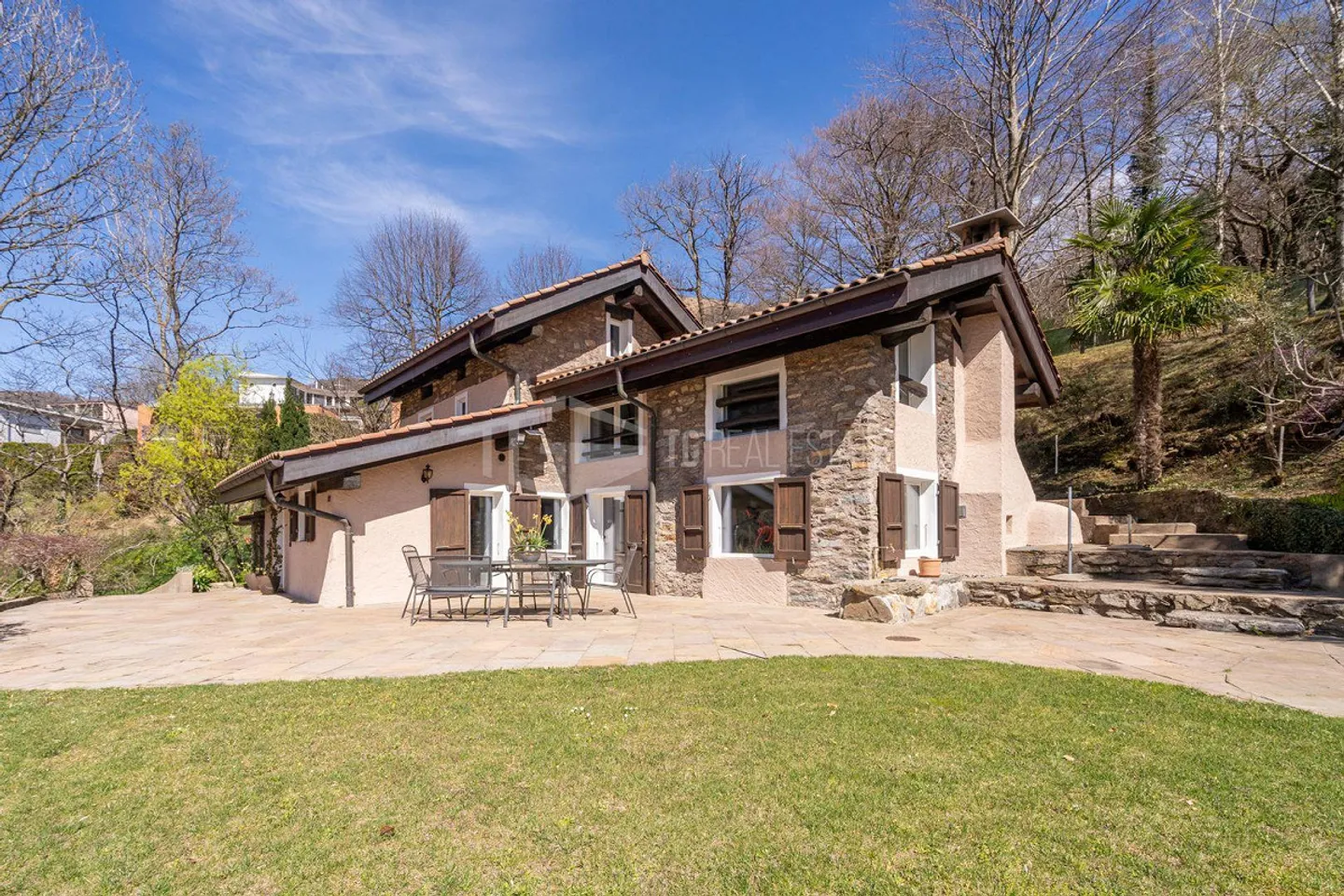 EINE OASE DER PRIVATSPHÄRE: VILLA MIT TEICH UND DEPENDANCE - Foto 3 von 20