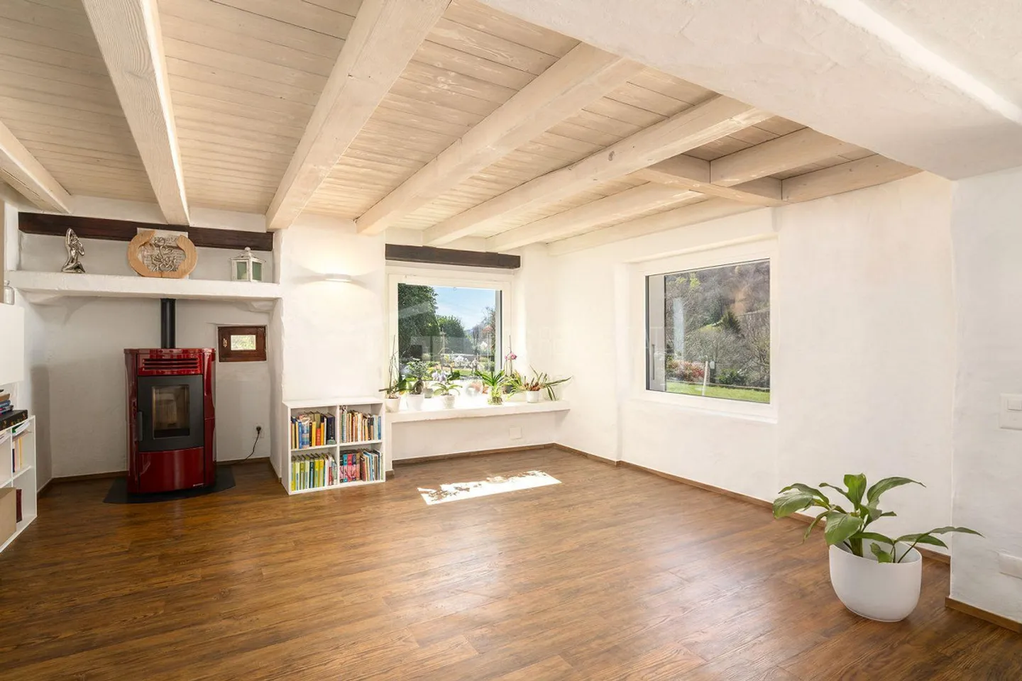 EINE OASE DER PRIVATSPHÄRE: VILLA MIT TEICH UND DEPENDANCE - Foto 4 von 20