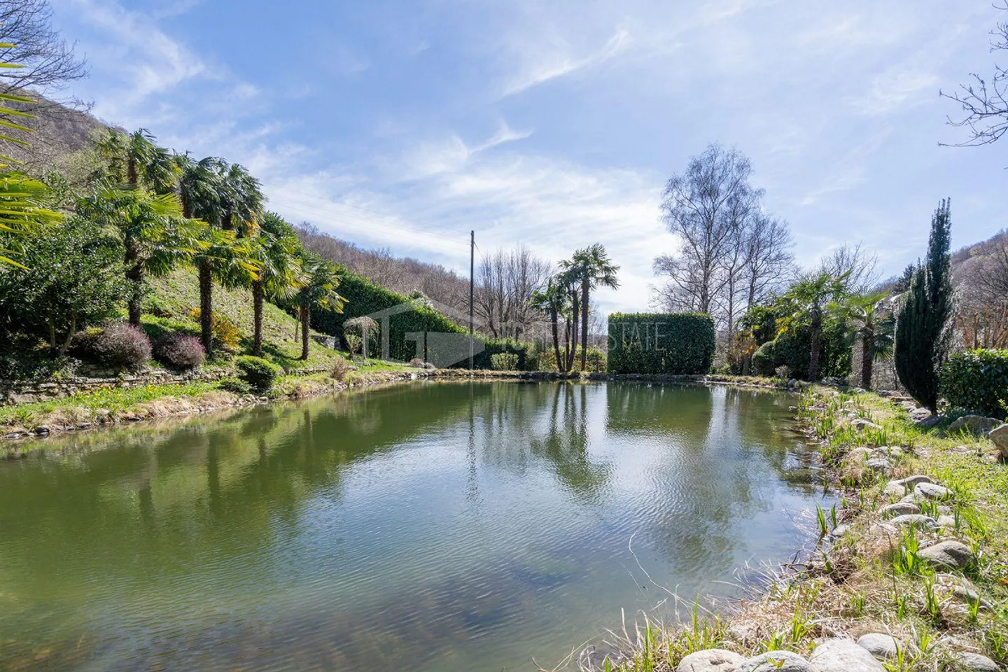 EINE OASE DER PRIVATSPHÄRE: VILLA MIT TEICH UND DEPENDANCE - Foto 17 von 20