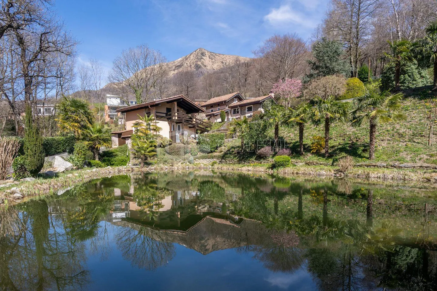 EINE OASE DER PRIVATSPHÄRE: VILLA MIT TEICH UND DEPENDANCE - Foto 18 von 20