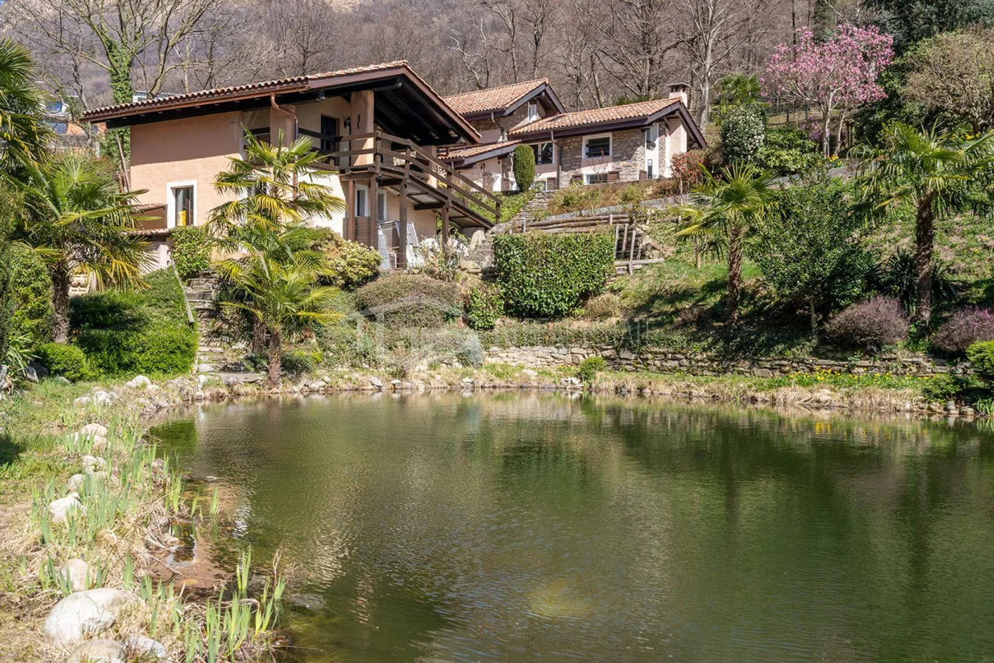 EINE OASE DER PRIVATSPHÄRE: VILLA MIT TEICH UND DEPENDANCE - Foto 19 von 20
