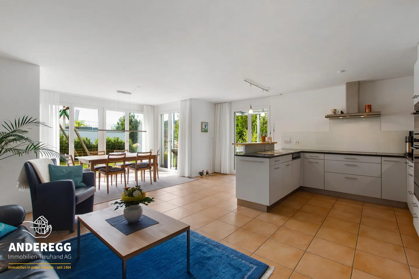 Casa unifamiliare di 5,5 (6,5) stanze in una posizione familiare con vista! - Foto 2 di 14