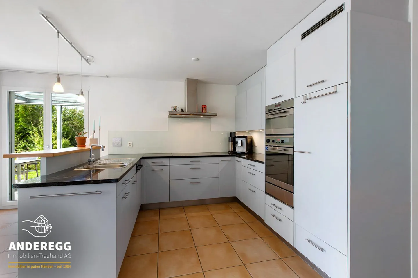 Casa unifamiliare di 5,5 (6,5) stanze in una posizione familiare con vista! - Foto 3 di 14