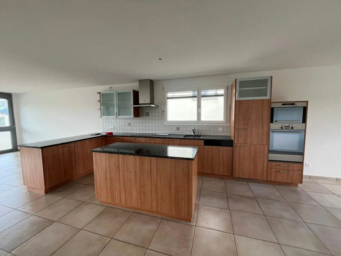 Quiet & Bright 4½-Room Apartment Near the Forest - Photo 3 of 13