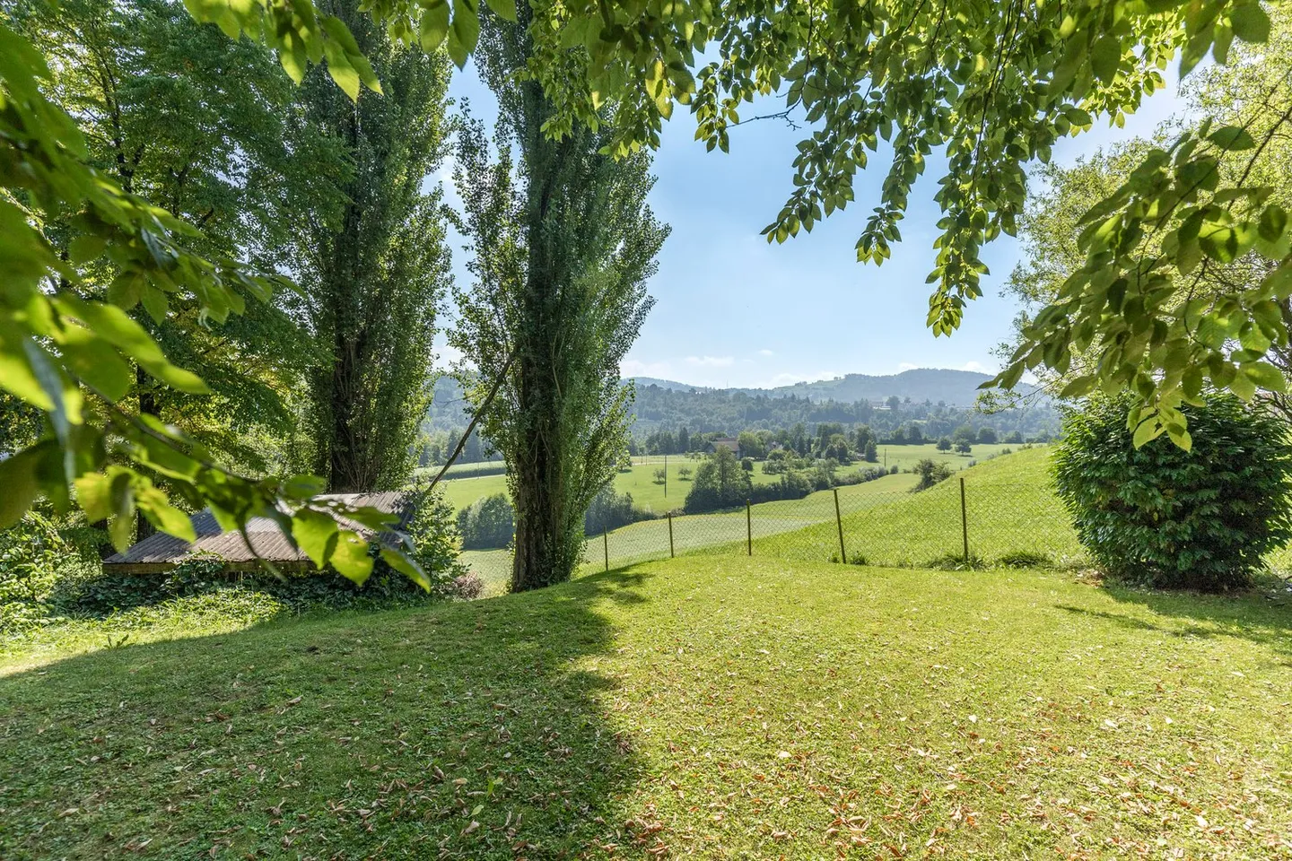 Terrain à bâtir avec vue dégagée dans un emplacement non bâti - Photo 1 sur 6