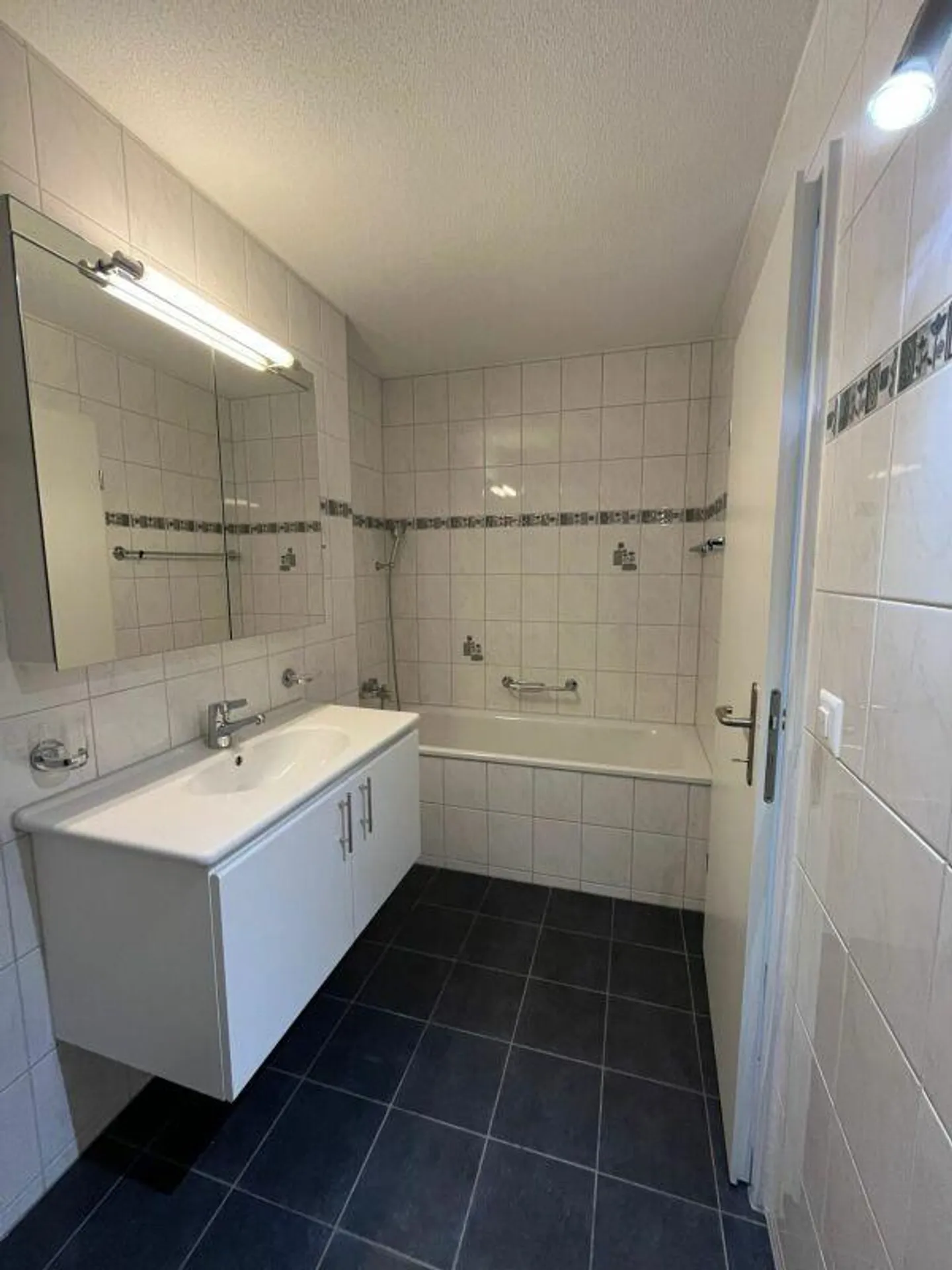 Quiet & Bright 4½-Room Apartment Near the Forest - Photo 11 of 13