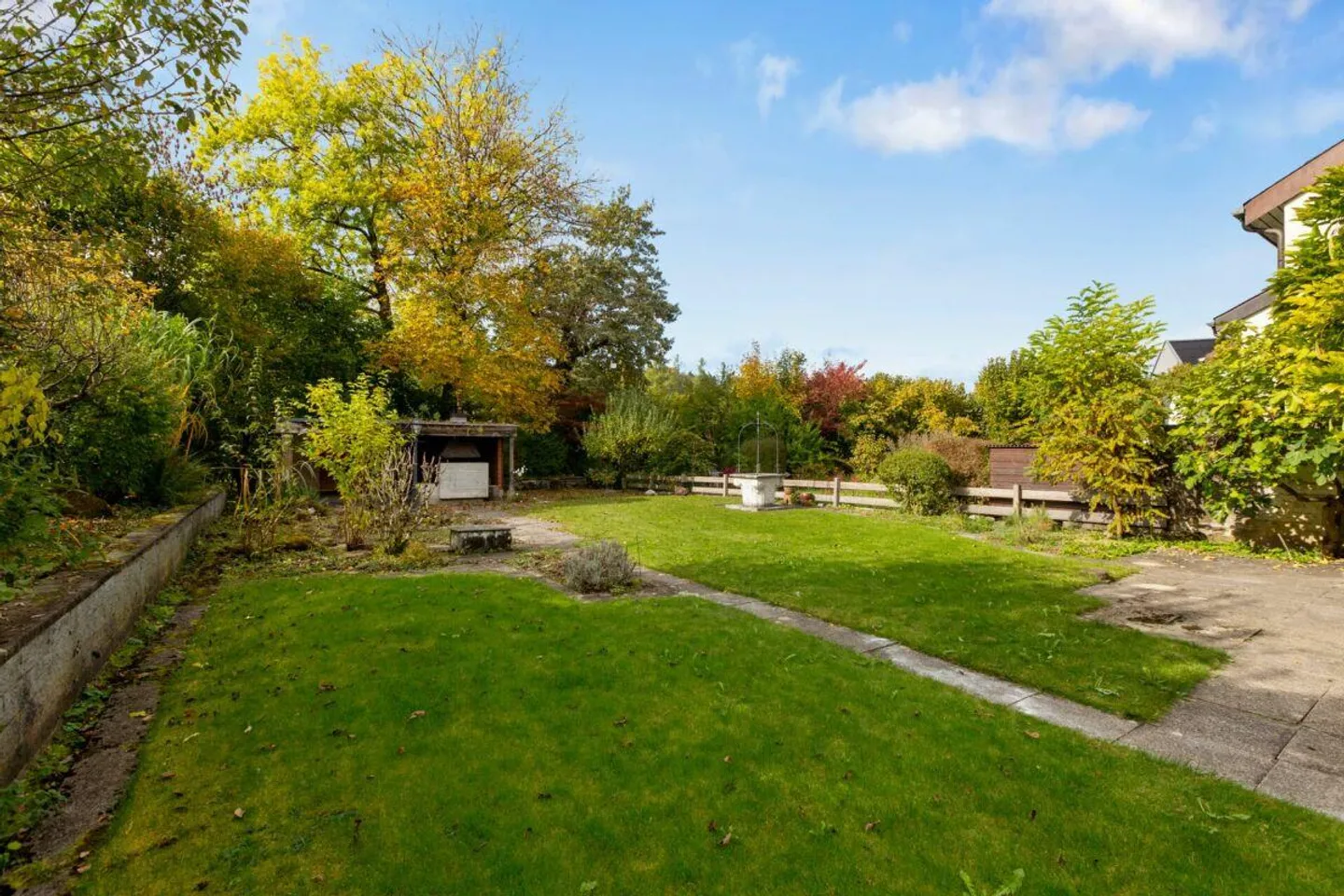 Maison de rangée de 6,5 pièces avec grand jardin ensoleillé au bord du ruisseau - Photo 3 sur 10