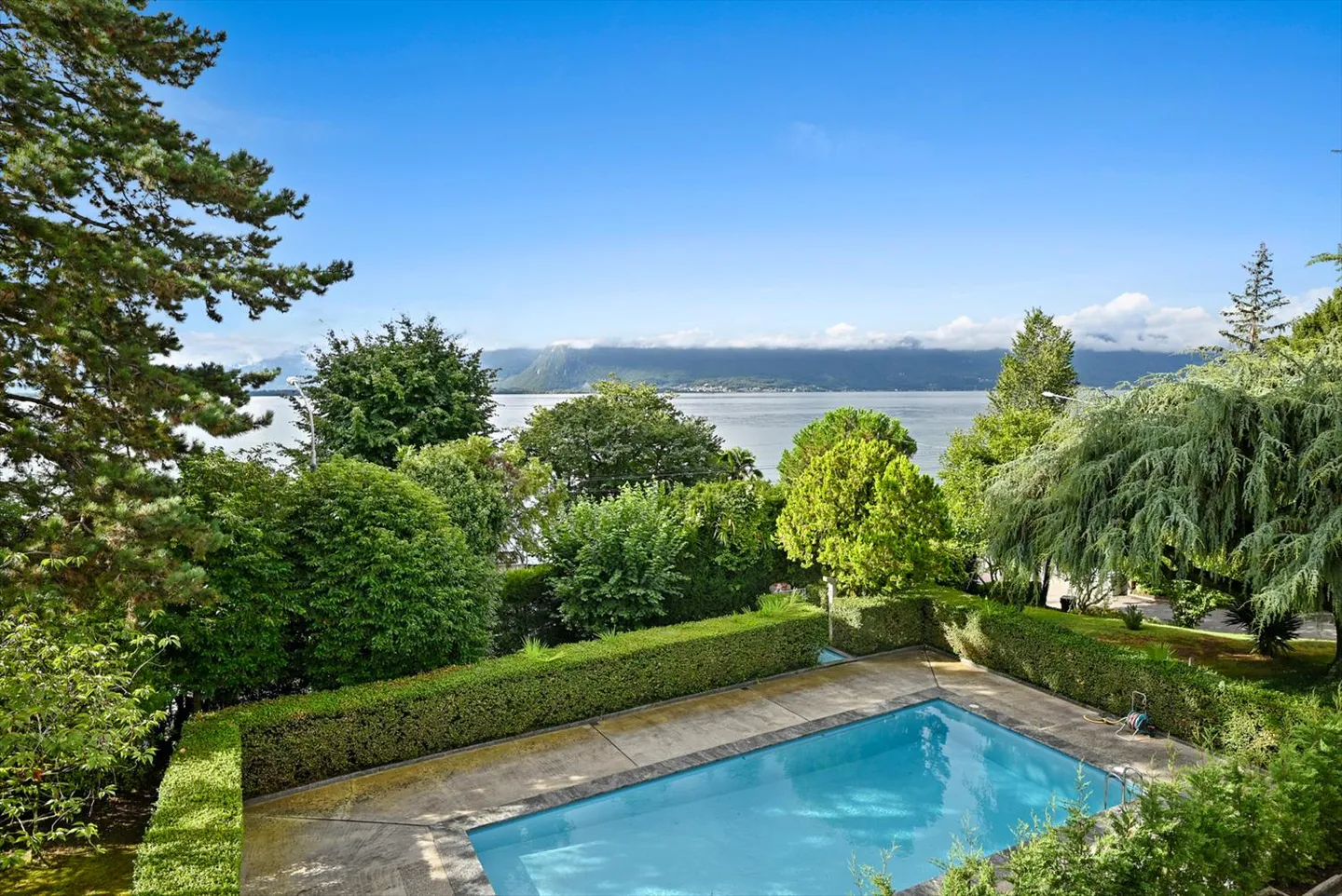 MONTREUX - SPACIOUS 3.5 ROOM APARTMENT IN THE CITY CENTER - Photo 1 of 8