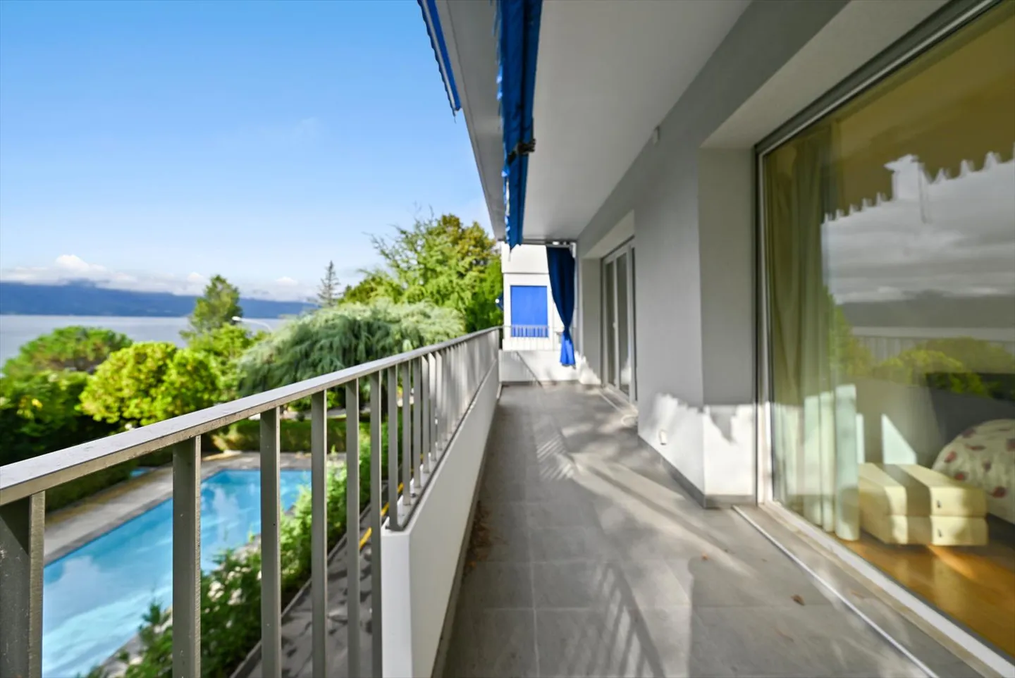 MONTREUX - SPACIOUS 3.5 ROOM APARTMENT IN THE CITY CENTER - Photo 2 of 8