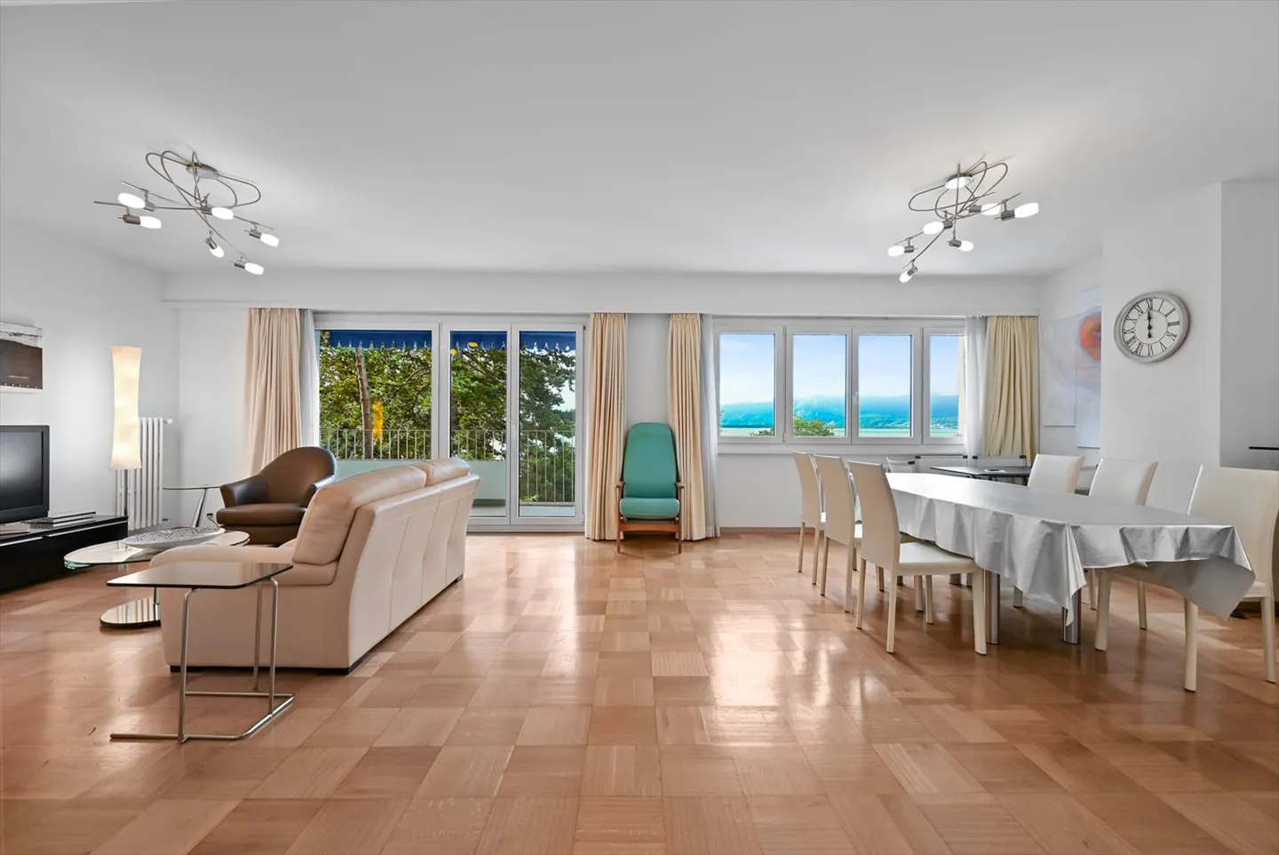 MONTREUX - SPACIOUS 3.5 ROOM APARTMENT IN THE CITY CENTER - Photo 3 of 8