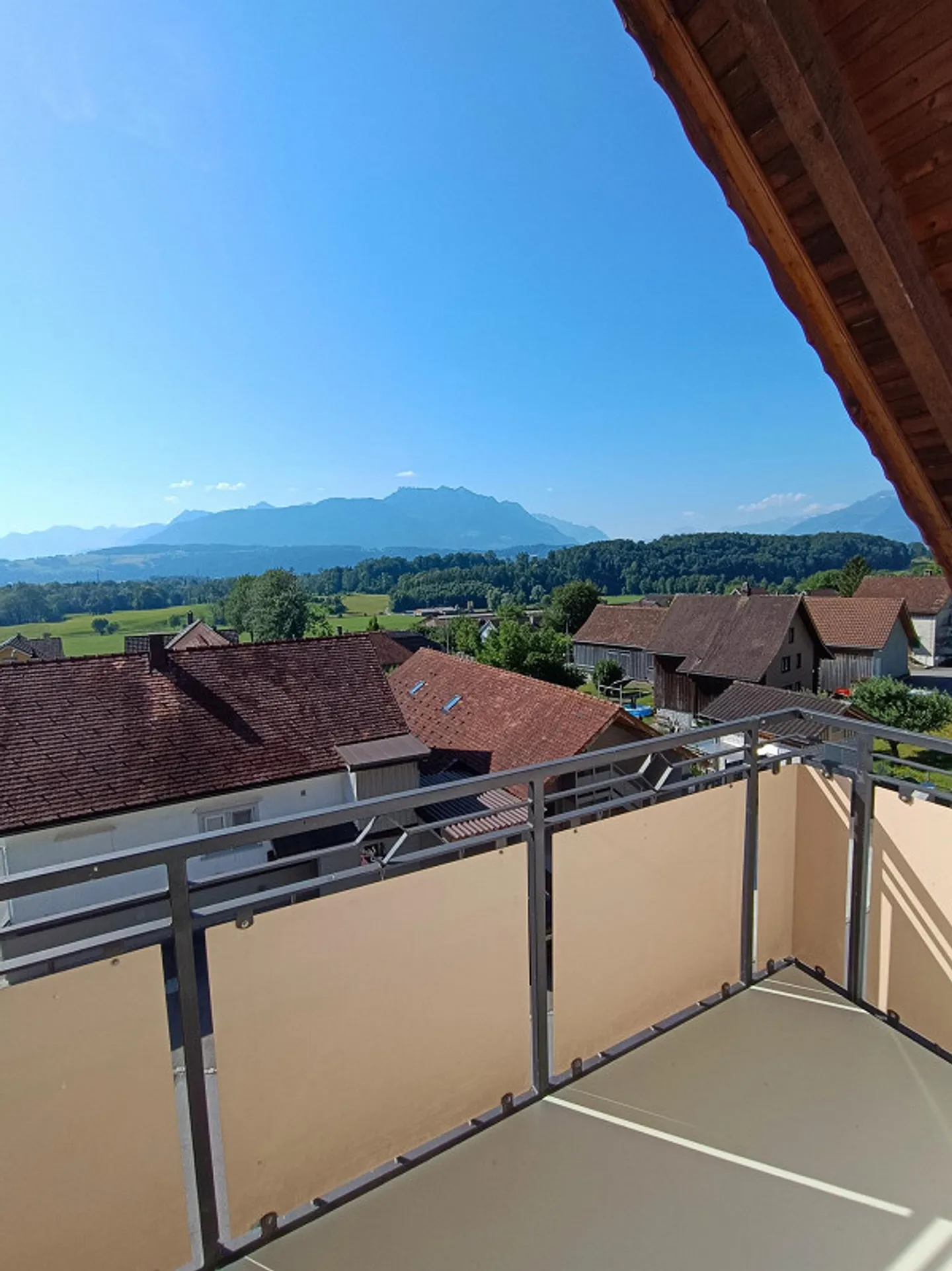 Incantevole appartamento attico di 2,5 stanze con balcone in affitto - Foto 3 di 7