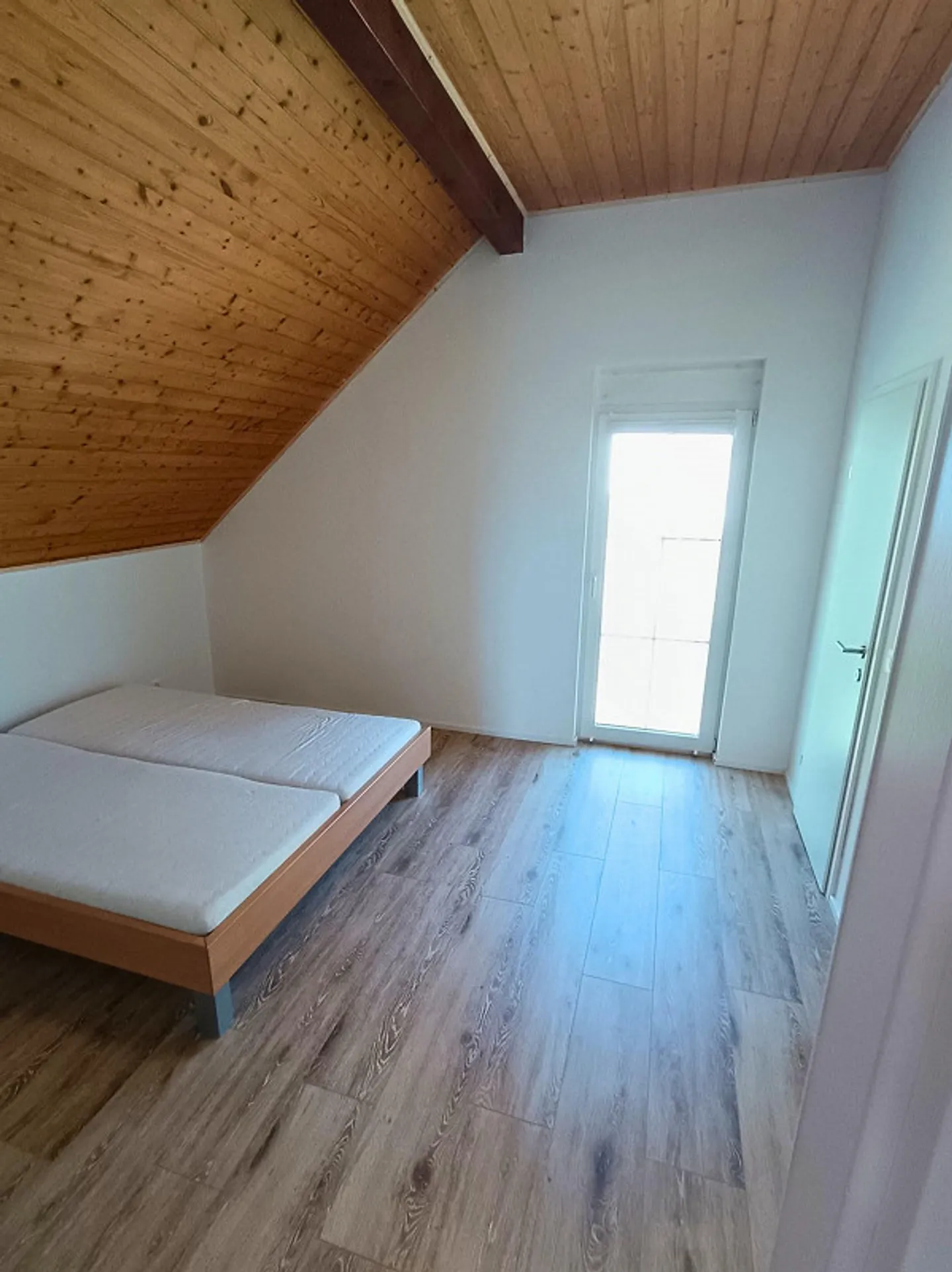 Incantevole appartamento attico di 2,5 stanze con balcone in affitto - Foto 6 di 7
