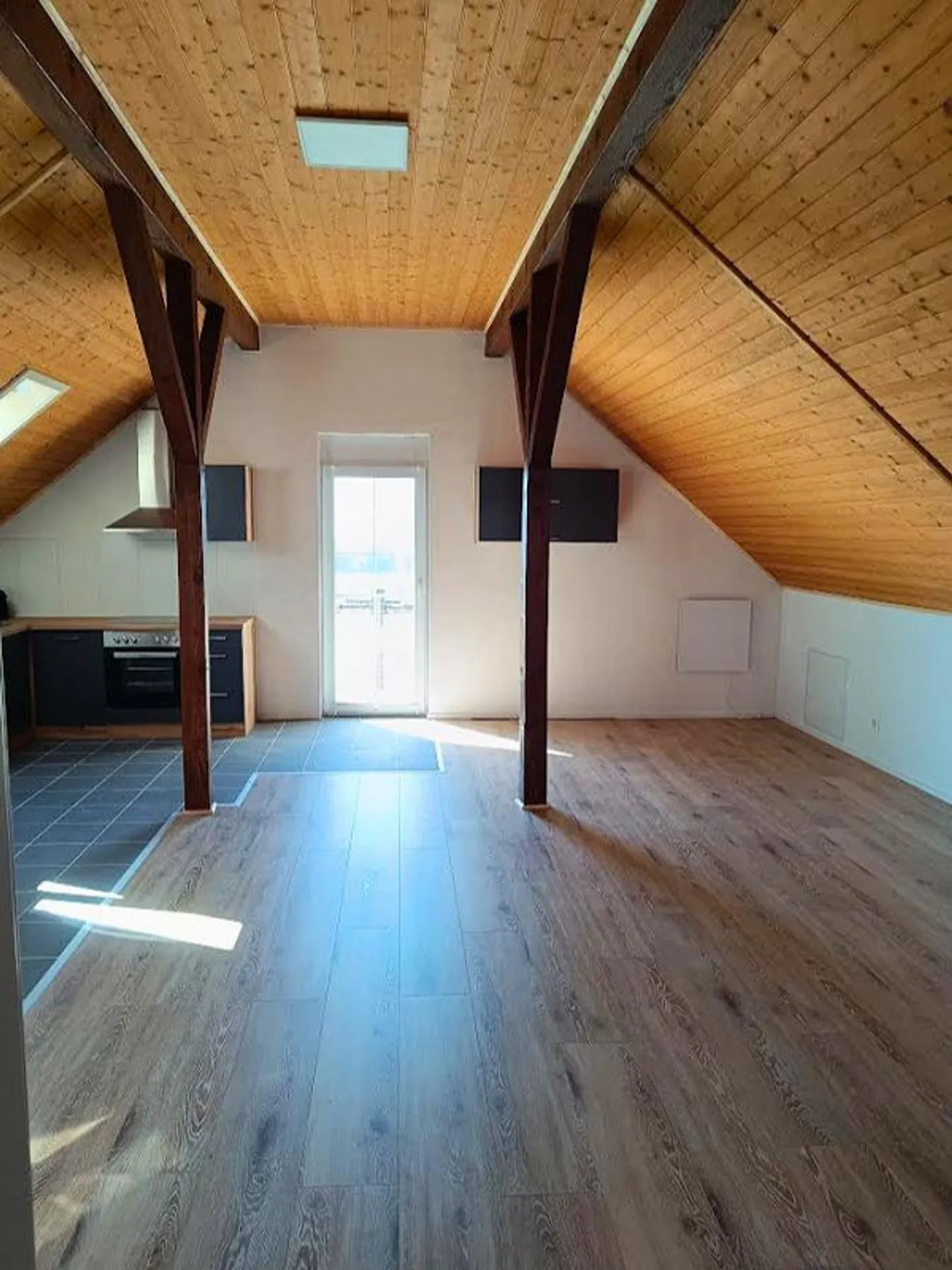 Incantevole appartamento attico di 2,5 stanze con balcone in affitto - Foto 7 di 7