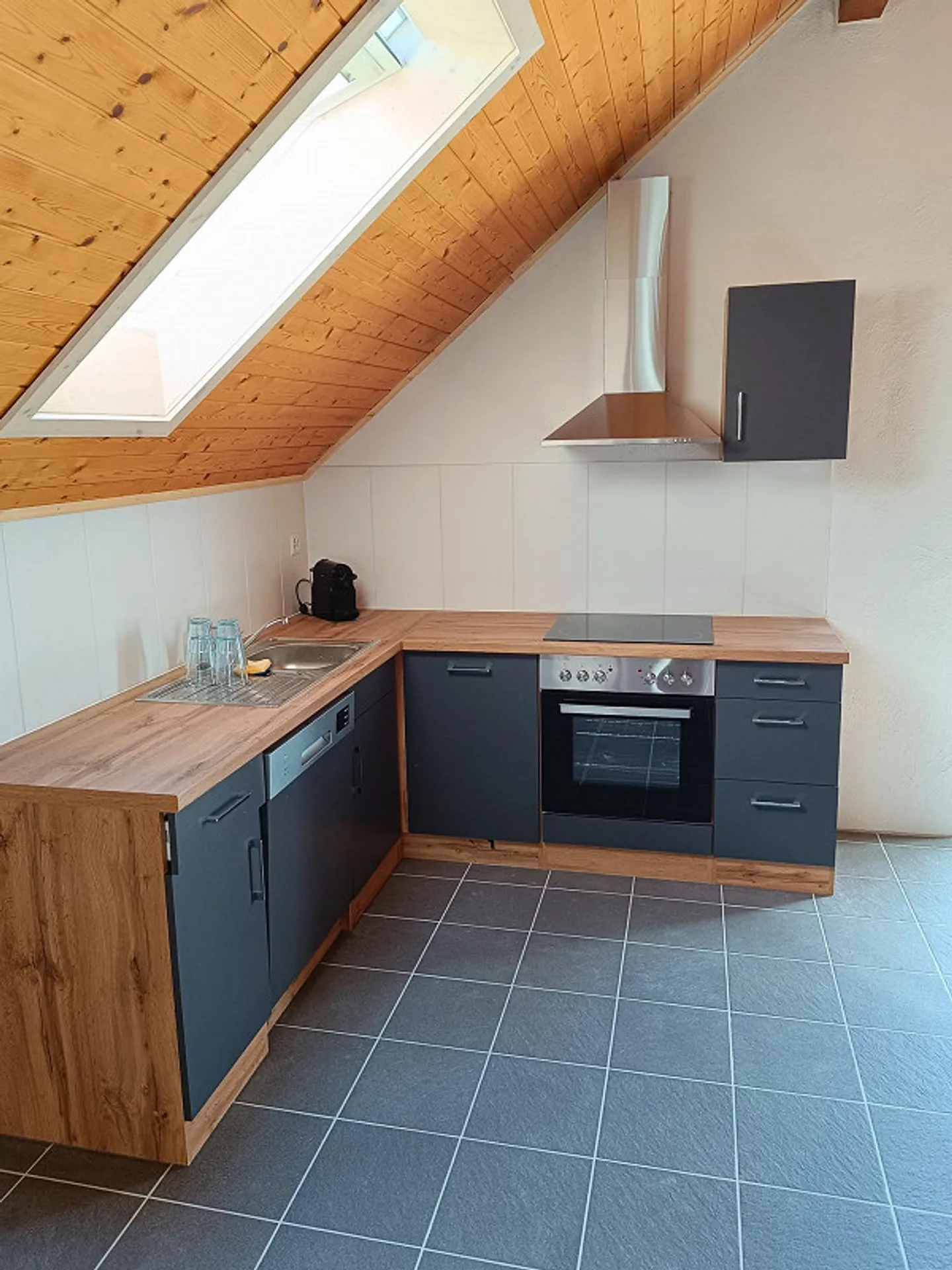 Incantevole appartamento attico di 2,5 stanze con balcone in affitto - Foto 5 di 7