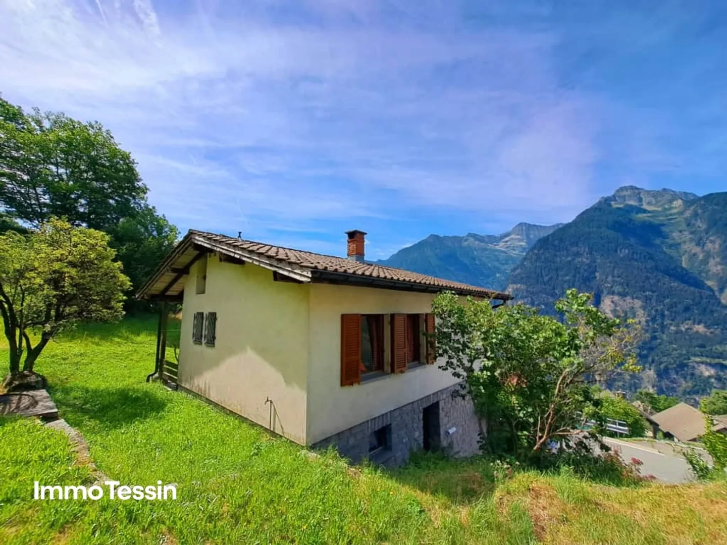 Charmantes Haus an ruhiger Lage mit Garten & Terrasse mit fantastischem Blick in die Tessiner Bergwelt - Foto 1 von 13