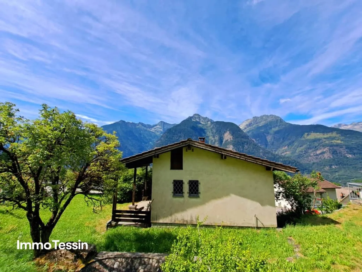 Charmantes Haus an ruhiger Lage mit Garten & Terrasse mit fantastischem Blick in die Tessiner Bergwelt - Foto 2 von 13