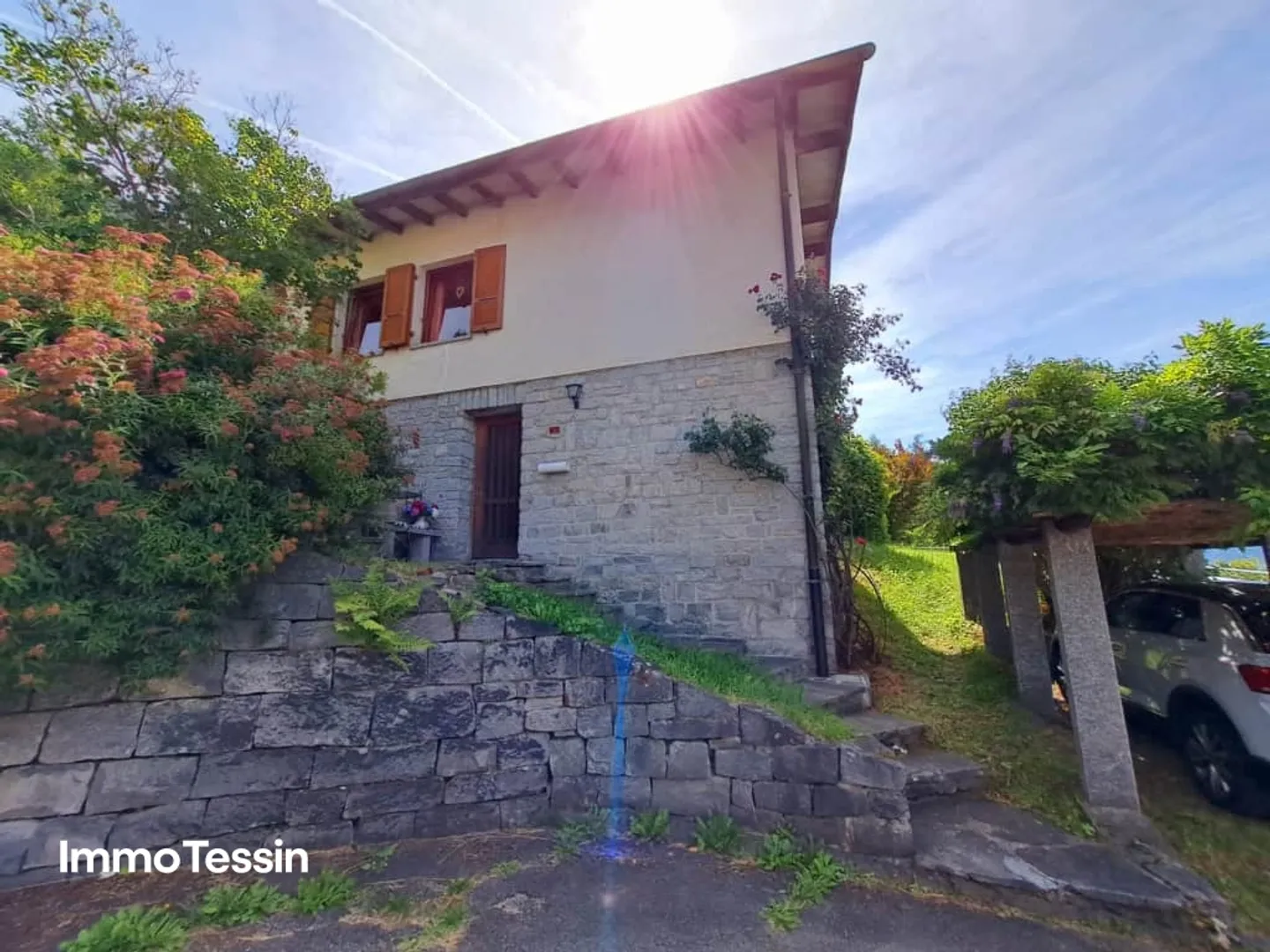 Charmantes Haus an ruhiger Lage mit Garten & Terrasse mit fantastischem Blick in die Tessiner Bergwelt - Foto 5 von 13