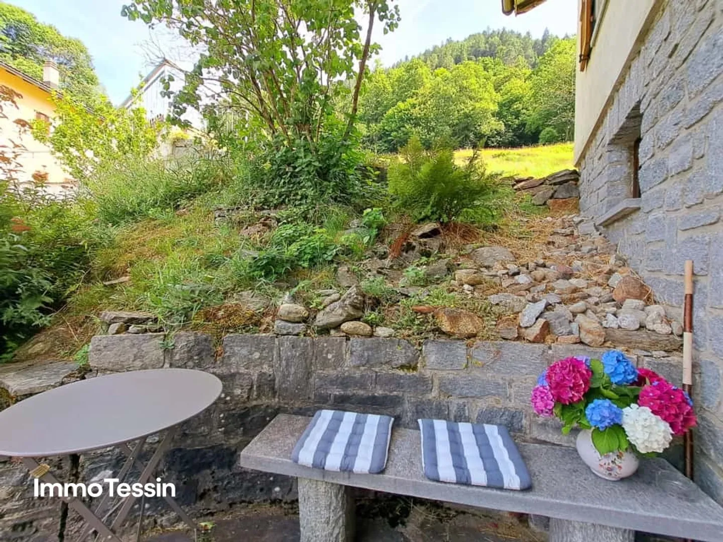 Charmantes Haus an ruhiger Lage mit Garten & Terrasse mit fantastischem Blick in die Tessiner Bergwelt - Foto 6 von 13