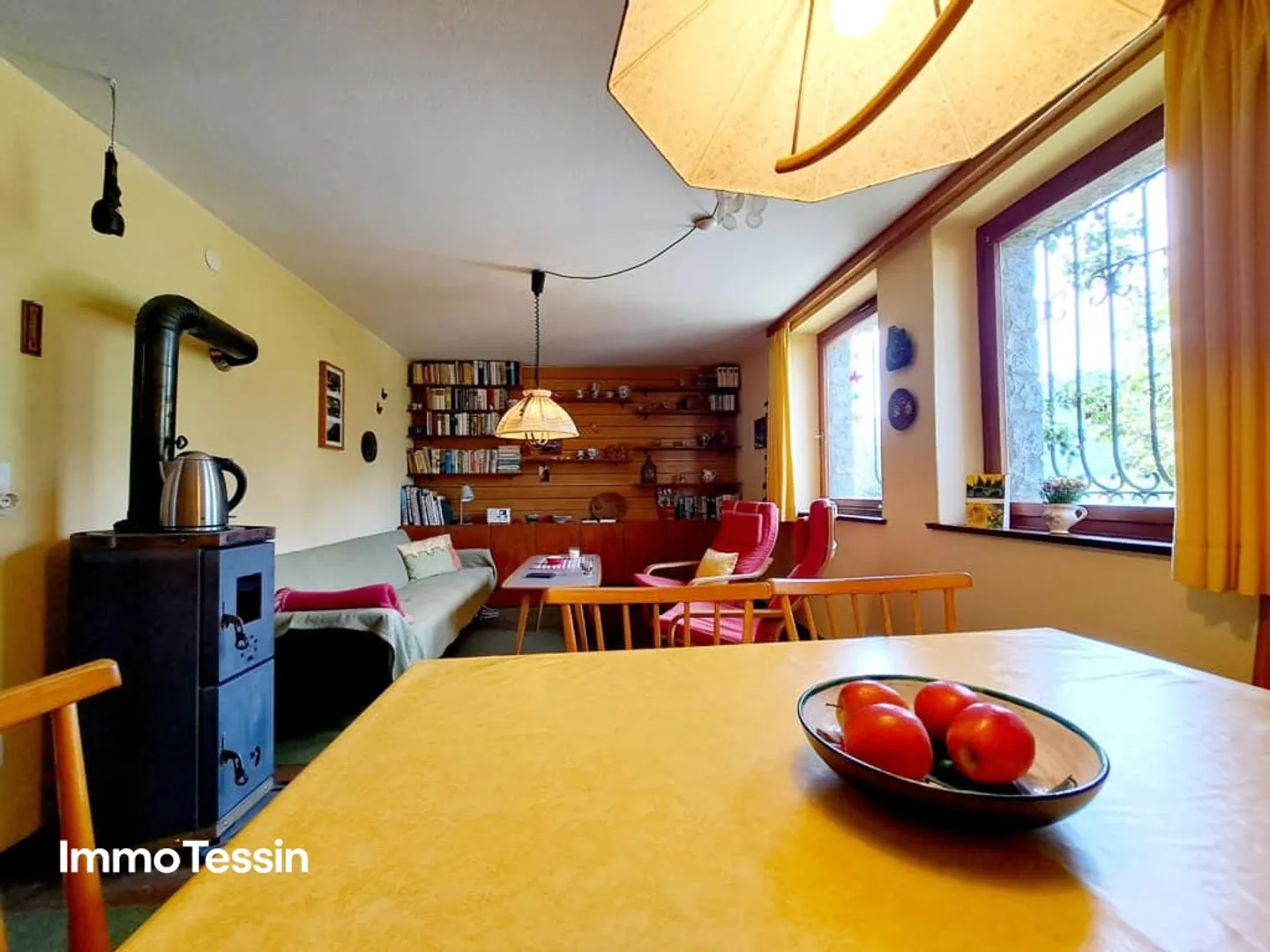 Charmantes Haus an ruhiger Lage mit Garten & Terrasse mit fantastischem Blick in die Tessiner Bergwelt - Foto 8 von 13