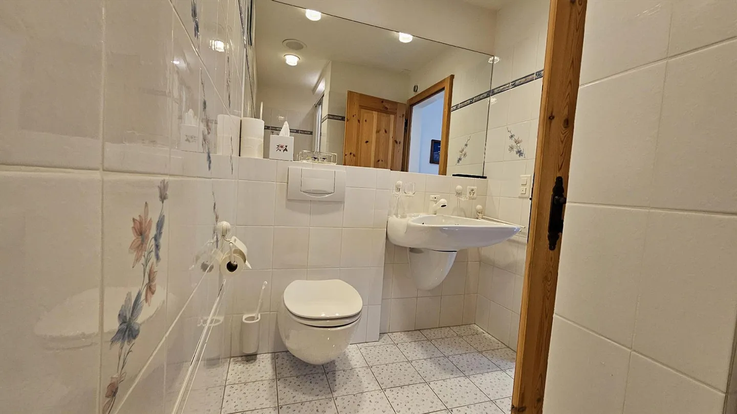 Appartement élégant de 3 1/2 pièces à un emplacement au bord du lac dégagé à Arosa - Photo 6 sur 14