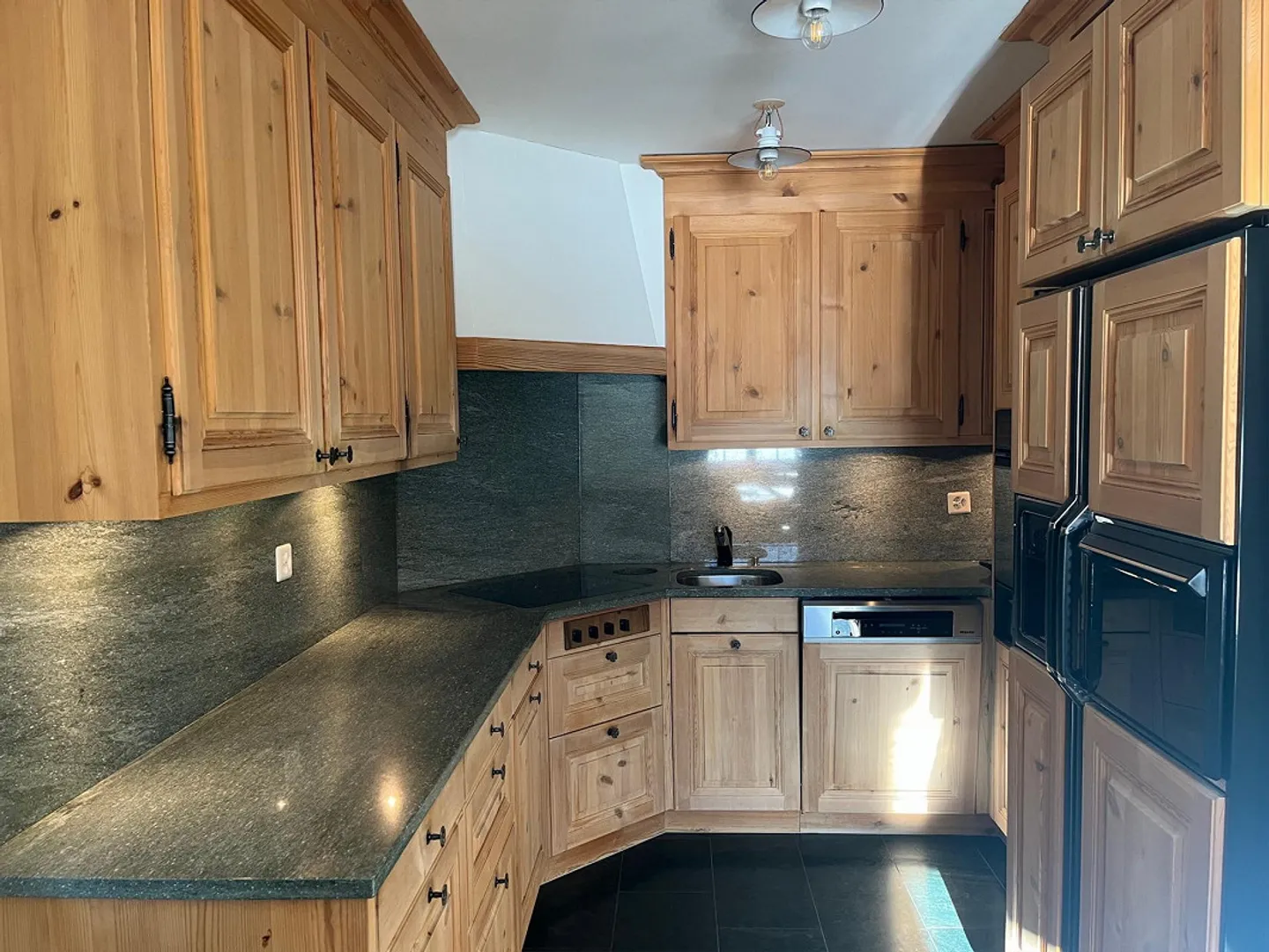 Appartement élégant de 3 1/2 pièces à un emplacement au bord du lac dégagé à Arosa - Photo 5 sur 14