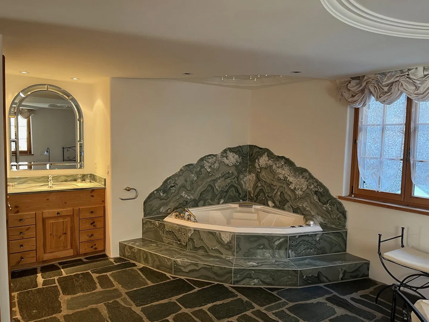 Appartement élégant de 3 1/2 pièces à un emplacement au bord du lac dégagé à Arosa - Photo 8 sur 14