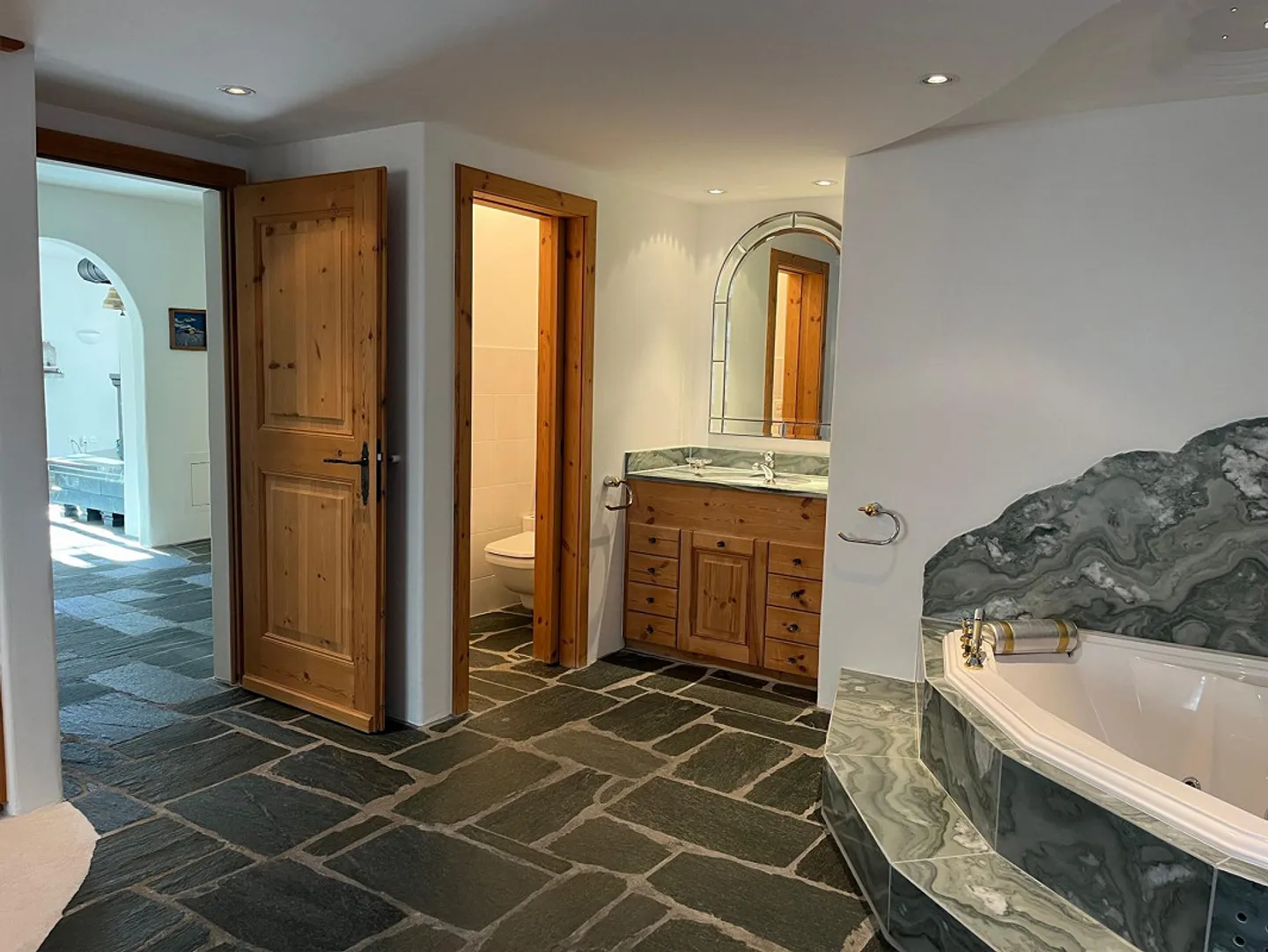 Appartement élégant de 3 1/2 pièces à un emplacement au bord du lac dégagé à Arosa - Photo 9 sur 14