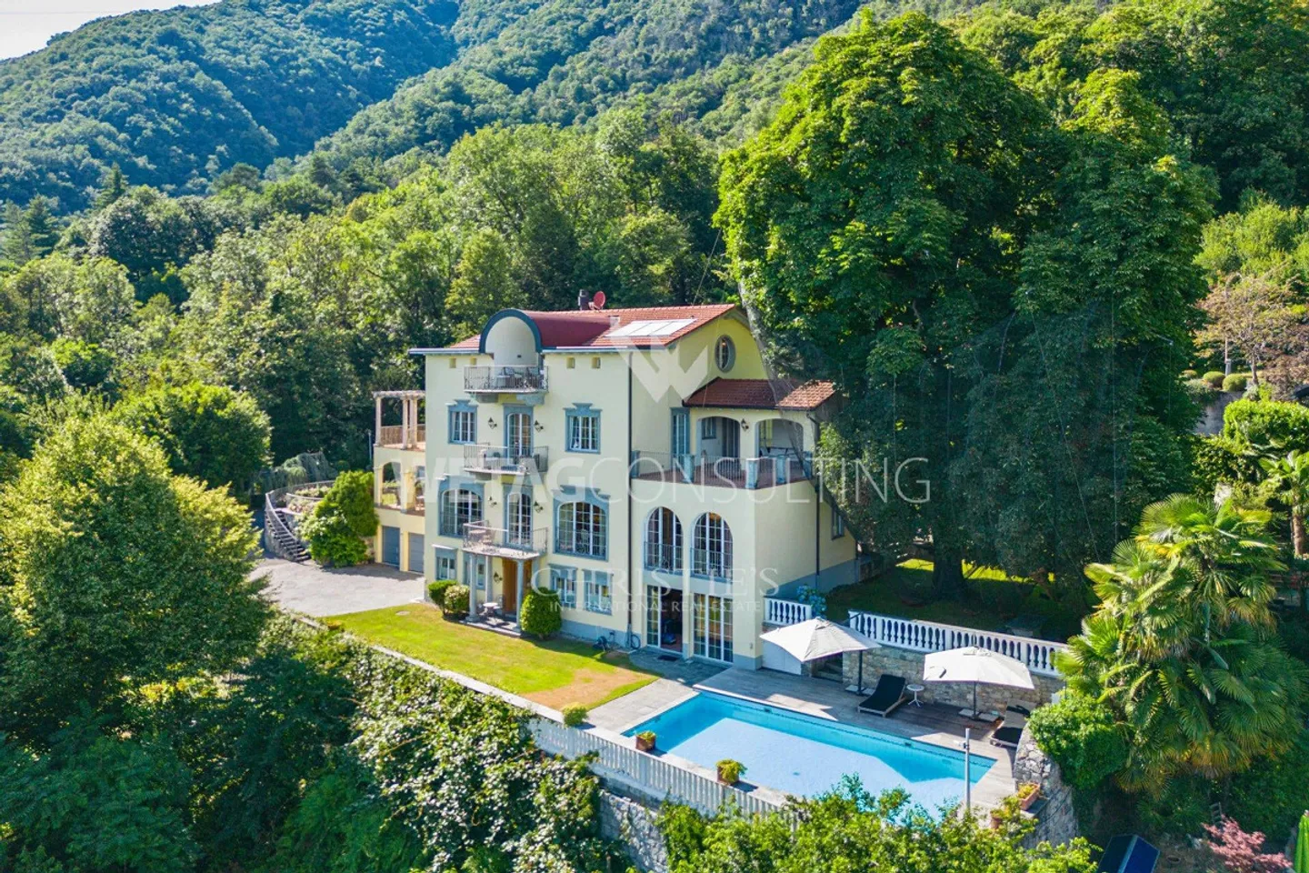 Spacious villa with outdoor pool & separate guest house for sale in Orselina - Photo 1 of 13