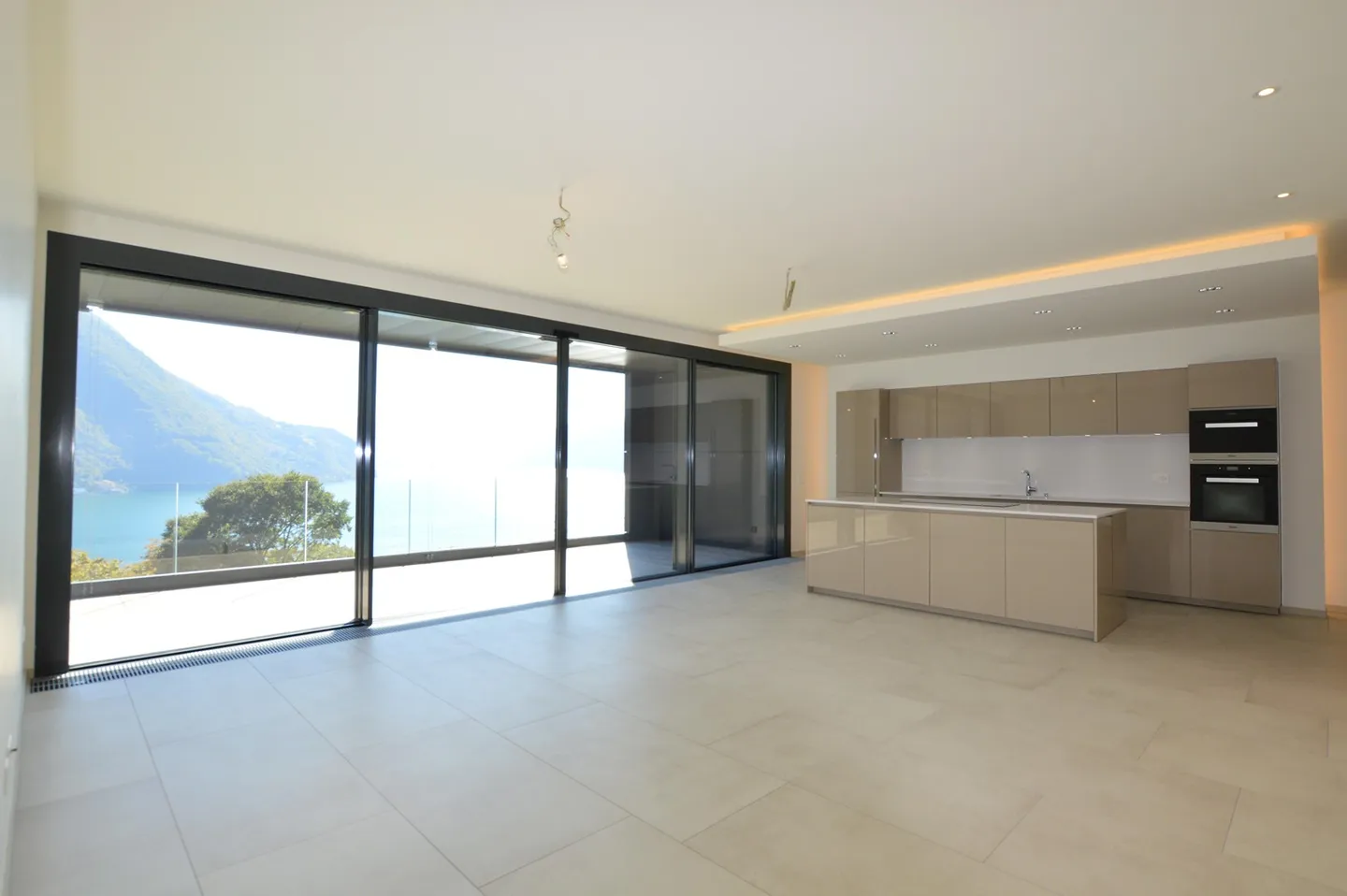 Luxury Apartment with Lake View - Photo 2 of 6