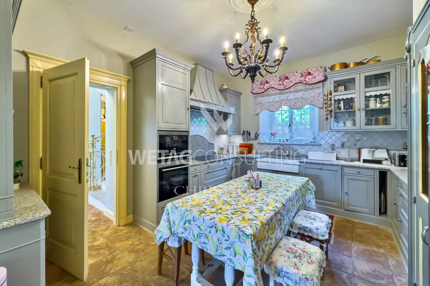 Spacious villa with outdoor pool & separate guest house for sale in Orselina - Photo 4 of 13