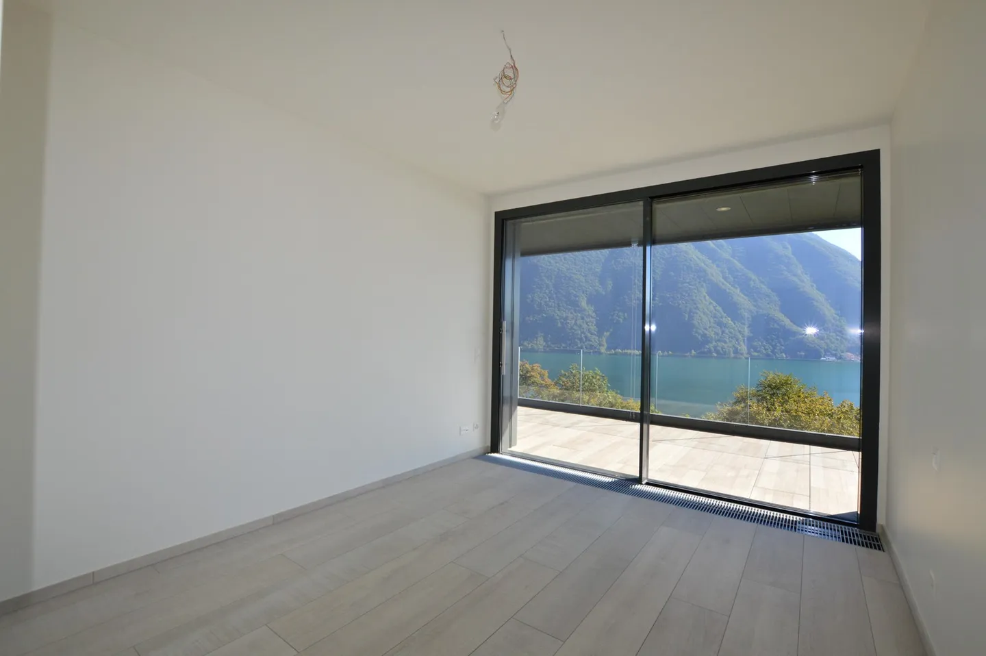 Luxury Apartment with Lake View - Photo 5 of 6