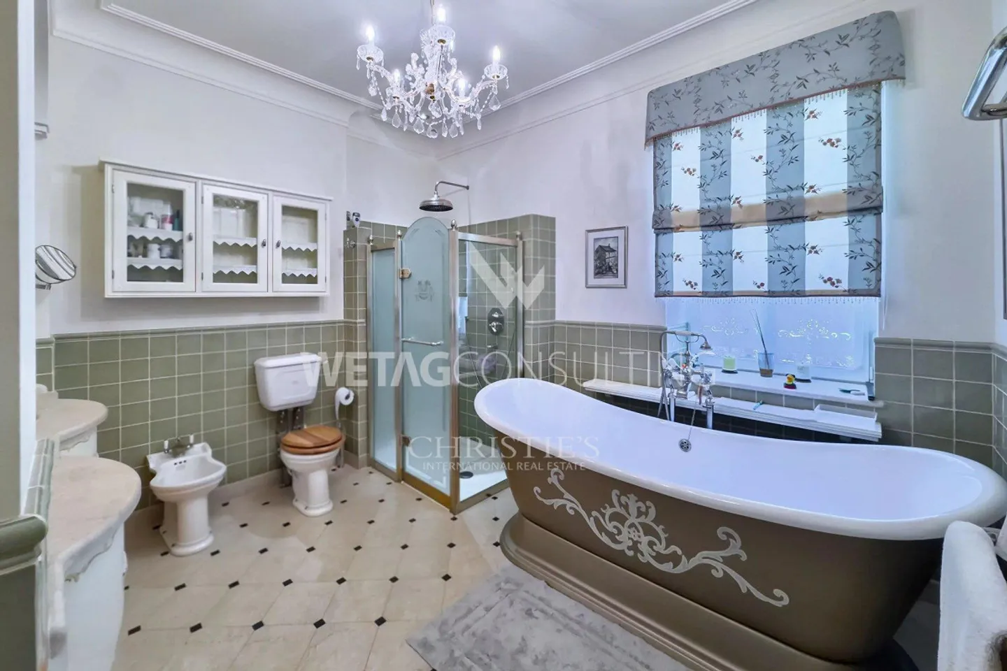 Spacious villa with outdoor pool & separate guest house for sale in Orselina - Photo 6 of 13
