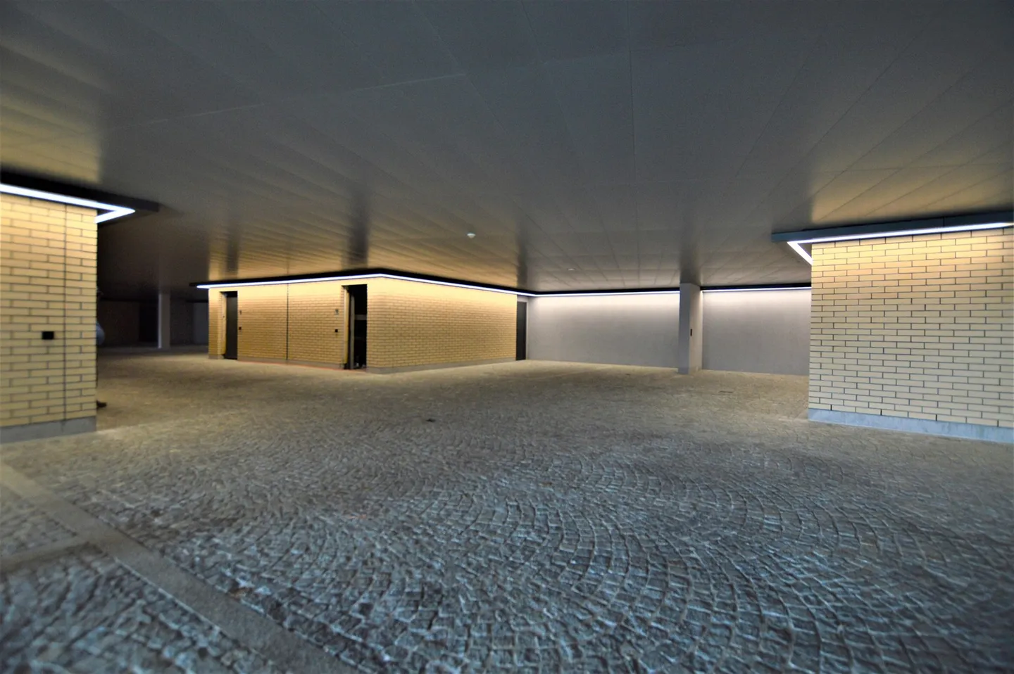 Luxury Apartment with Lake View - Photo 6 of 6