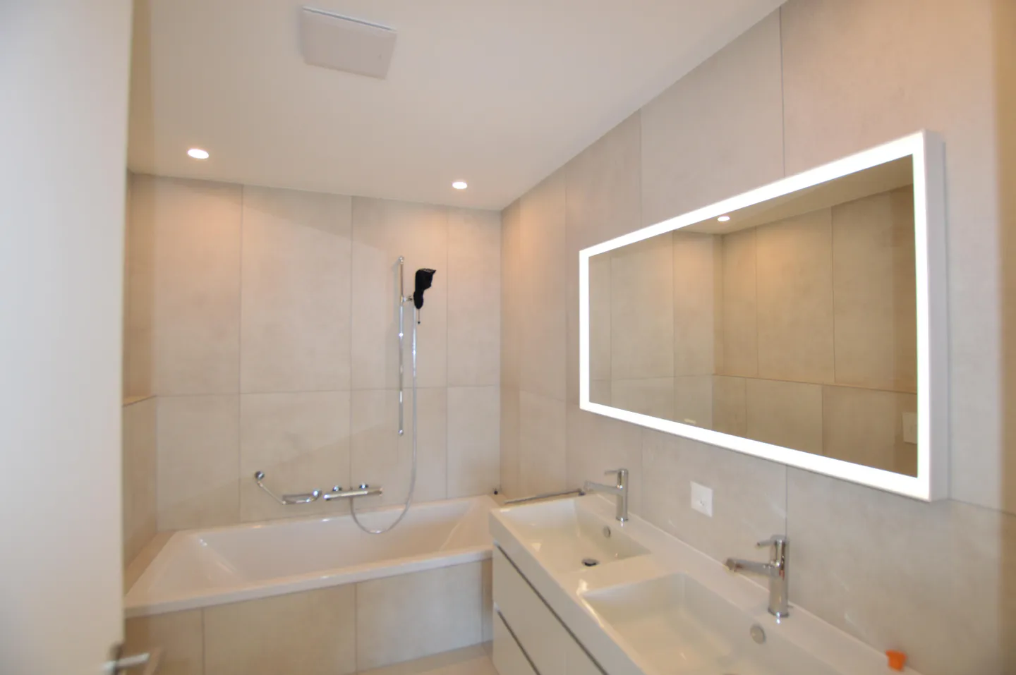 Luxury Apartment with Lake View - Photo 3 of 6