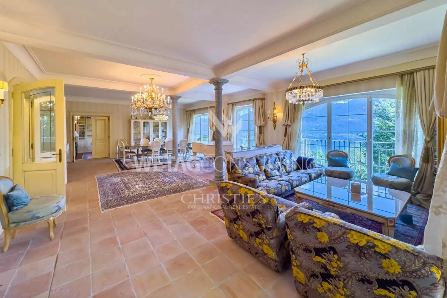 Spacious villa with outdoor pool & separate guest house for sale in Orselina - Photo 3 of 13