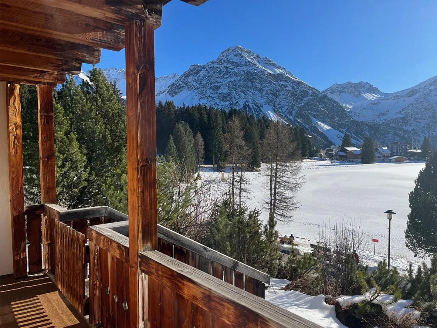 Appartement élégant de 3 1/2 pièces à un emplacement au bord du lac dégagé à Arosa - Photo 14 sur 14