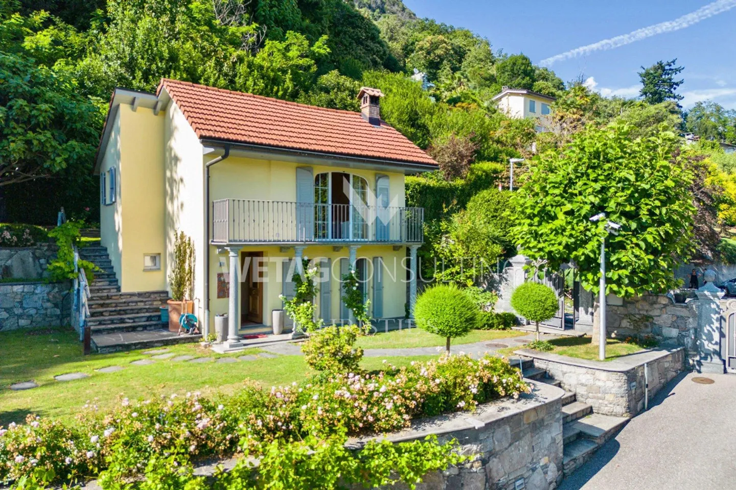 Spacious villa with outdoor pool & separate guest house for sale in Orselina - Photo 12 of 13