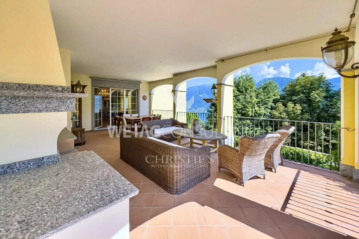 Spacious villa with outdoor pool & separate guest house for sale in Orselina - Photo 9 of 13