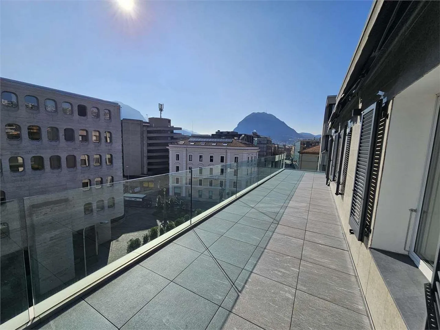 Lugano centro, ufficio con ampio terrazzo - Foto 2 di 13