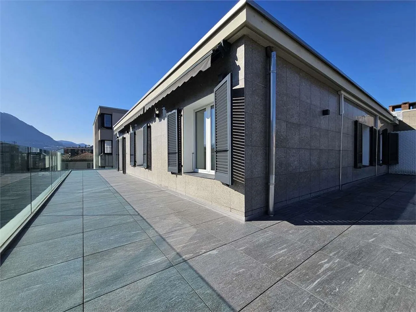 Lugano centro, ufficio con ampio terrazzo - Foto 3 di 13