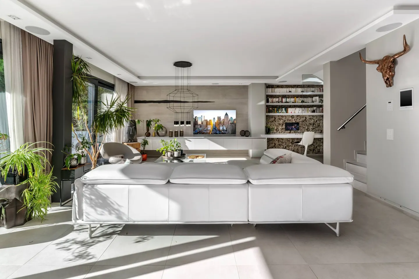 Luxury Villa with Smart Home Features - Photo 4 of 13