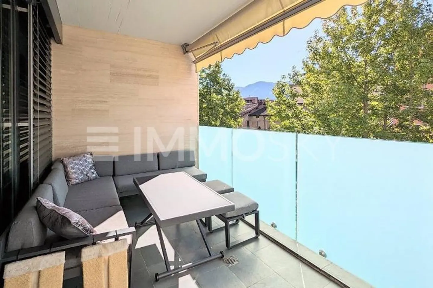 Modern Apartment with Terrace - Photo 4 of 4
