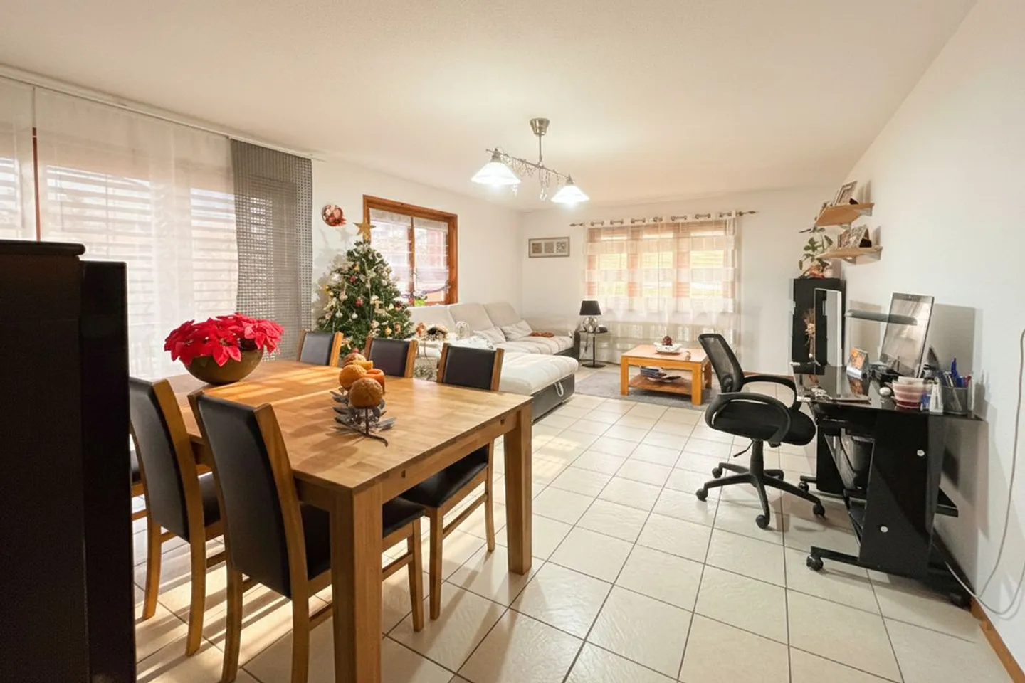 Geräumige Wohnung mit Balkonen - Foto 8 von 14