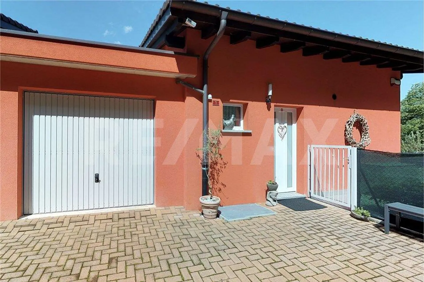 Charming holiday home with pool and terrace - Photo 5 of 13