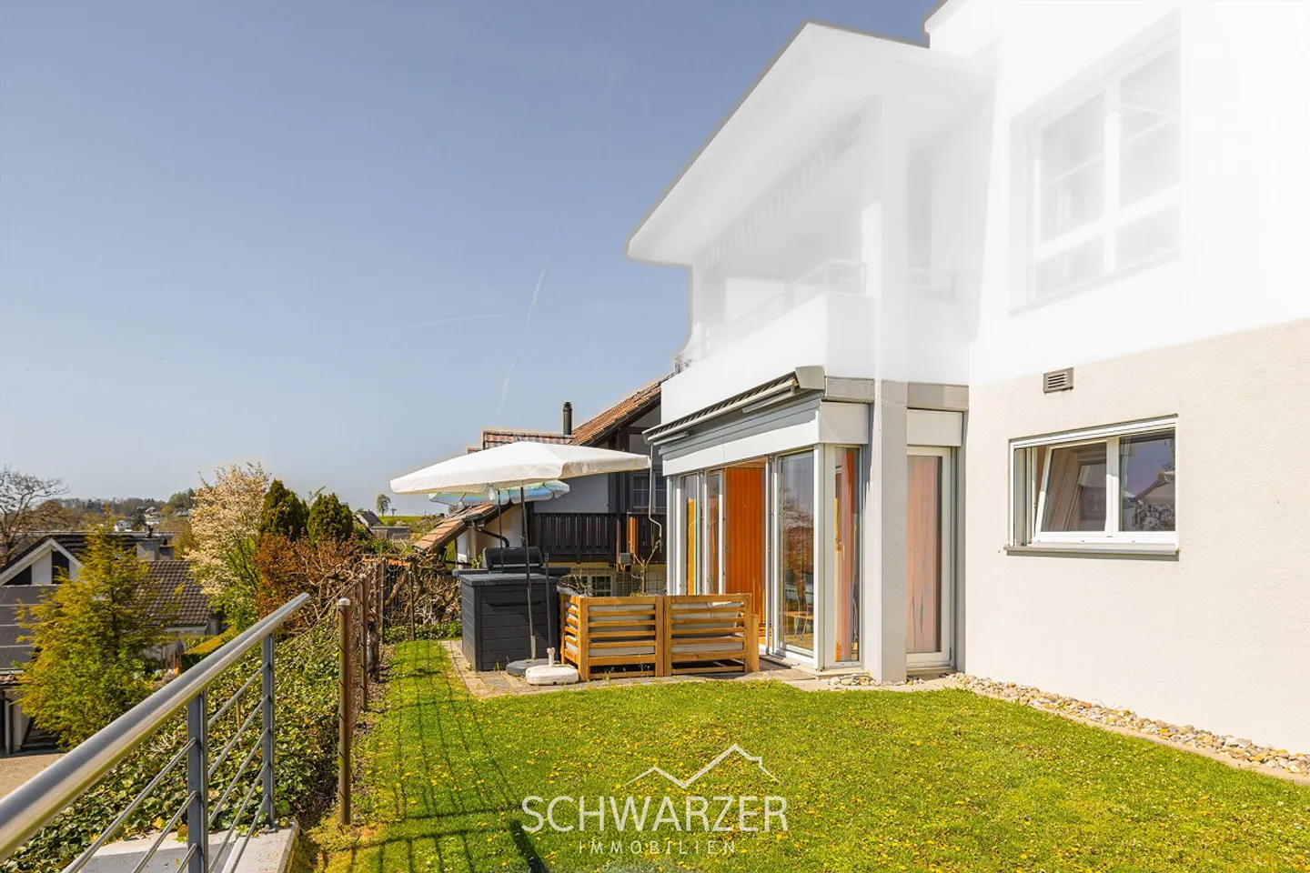 Arriver, vivre et se sentir bien - Appartement ensoleillé de 5,5 pièces avec vue dégagée, jardin et qualité de vie - Photo 2 sur 21