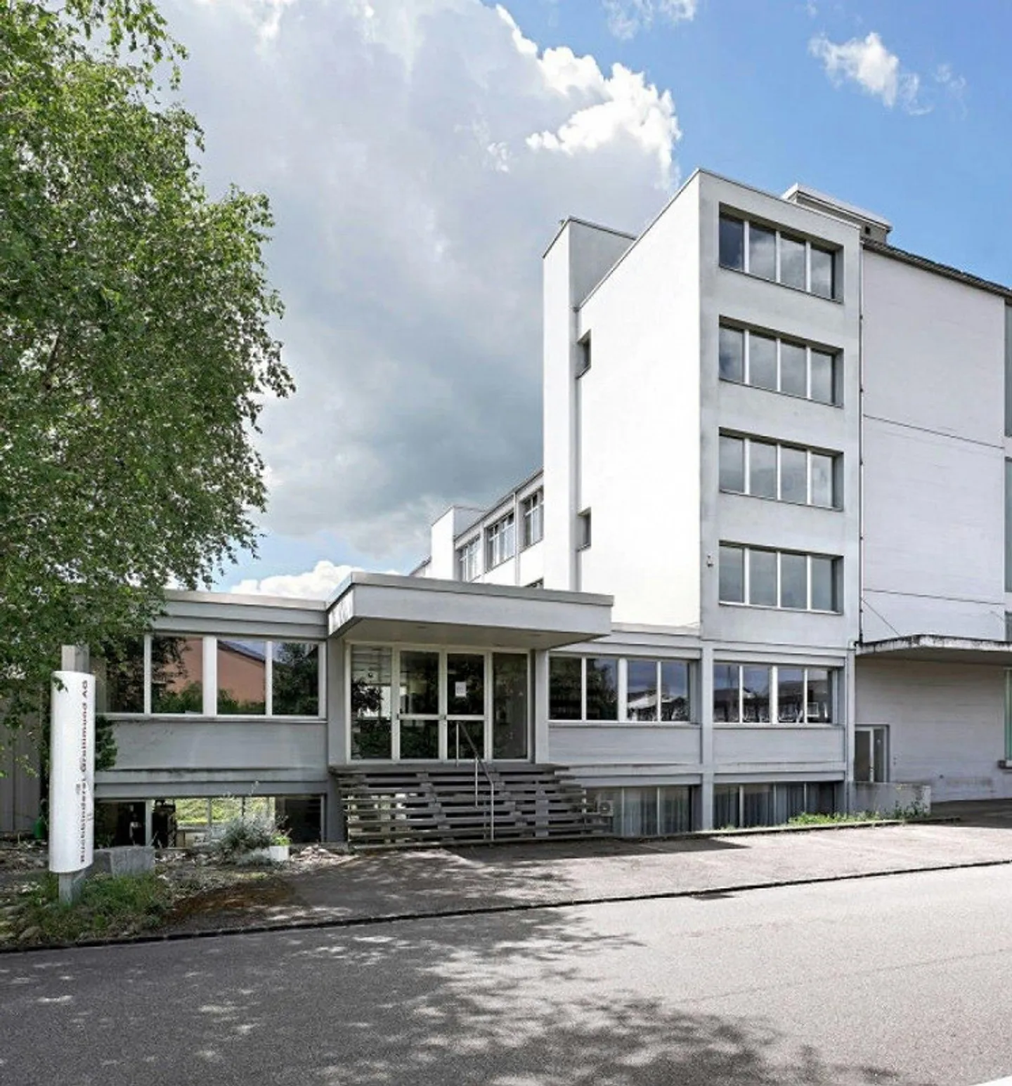 Grosszügige Gewerbe-/ Lagerflächen in Reinach (BL) - Foto 1 von 11